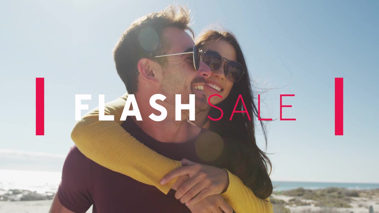 Casal andando de cavalinho na praia, com um bloco vermelho de "FLASH SALE" sobreposto a eles, promovendo o varejo.