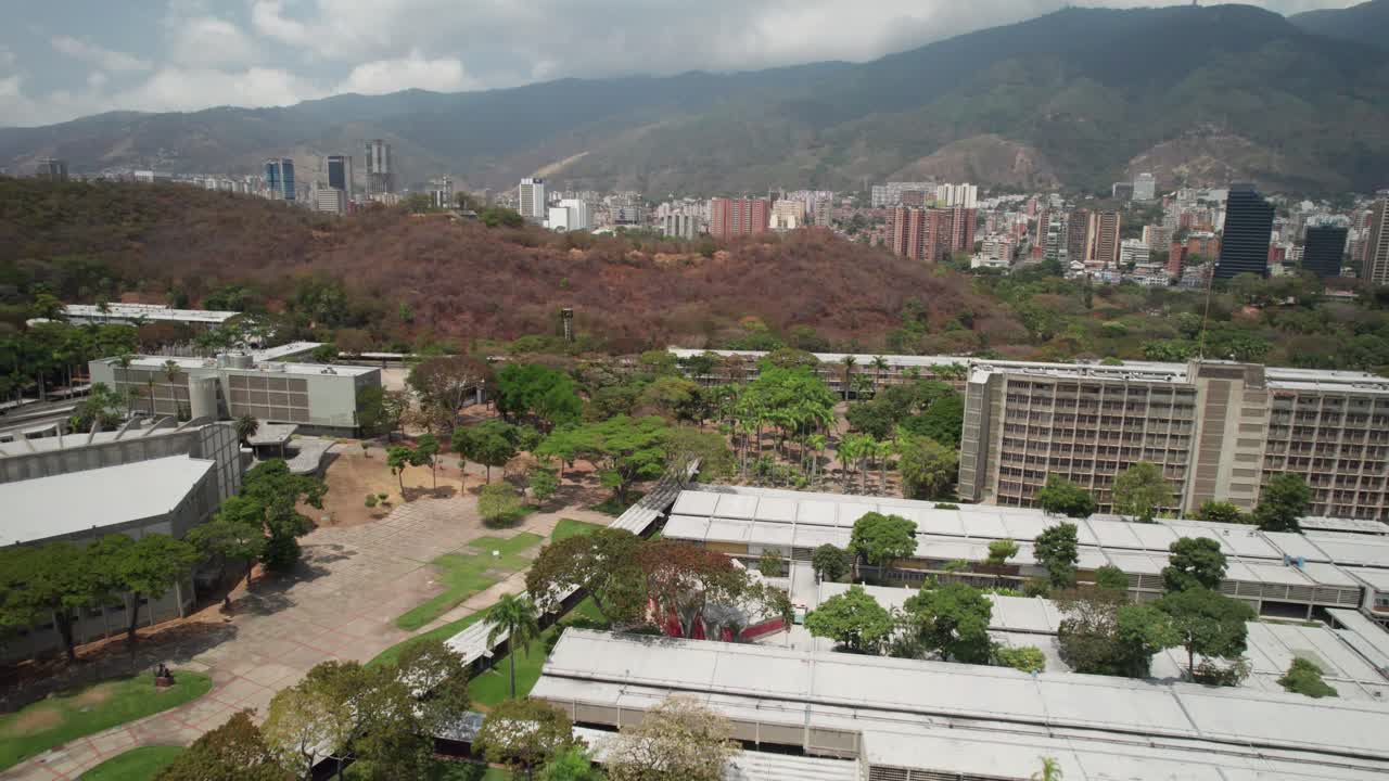 Vista aerea panoramica del campus dell'Universidad Central de Venezuela a Caracas