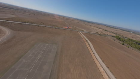 toma de seguimiento aéreo de maniobras de aviones rc volando en un día soleado
