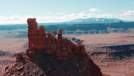 Vista-Aérea-De-Drones-De-Seis-Picos-De-Disparos-En-La-Región-De-Indian-Creek-Del-Monumento-Nacional-De-Orejas-De-Oso,-Utah