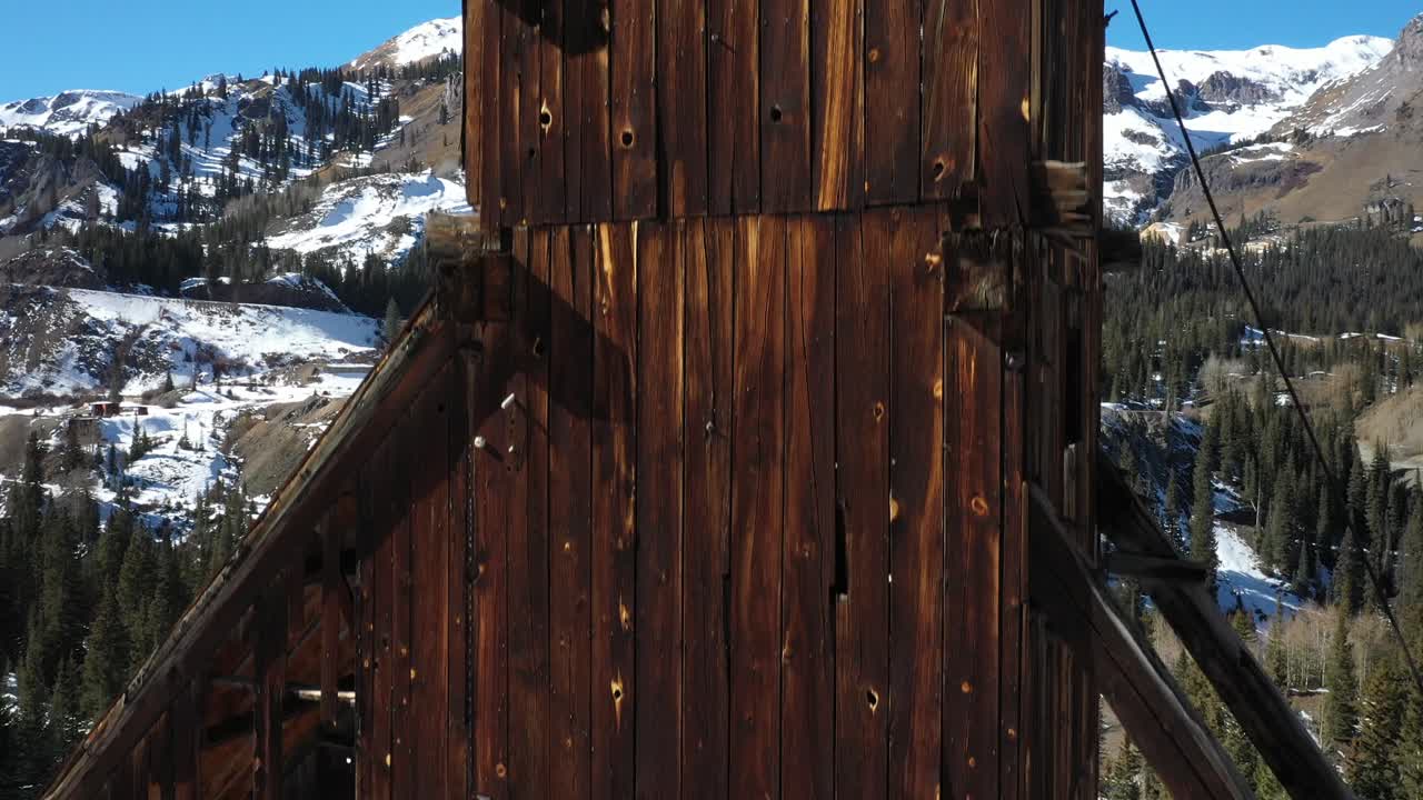 estructura minera antigua abandonada en las montañas de colorado con disparos de drones subiendo