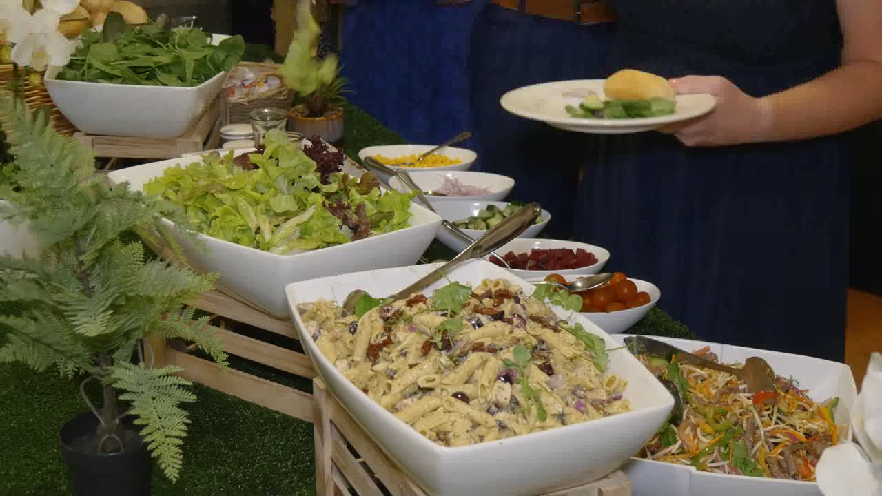 저녁 식사나 결혼 피로연에서 제공되는 맛있는 음식