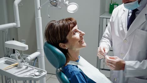dentista examinando o paciente
