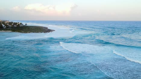 Vista-Aérea-Del-Atardecer-En-Las-Playas-Costeras-De-Akumal,-Qroo