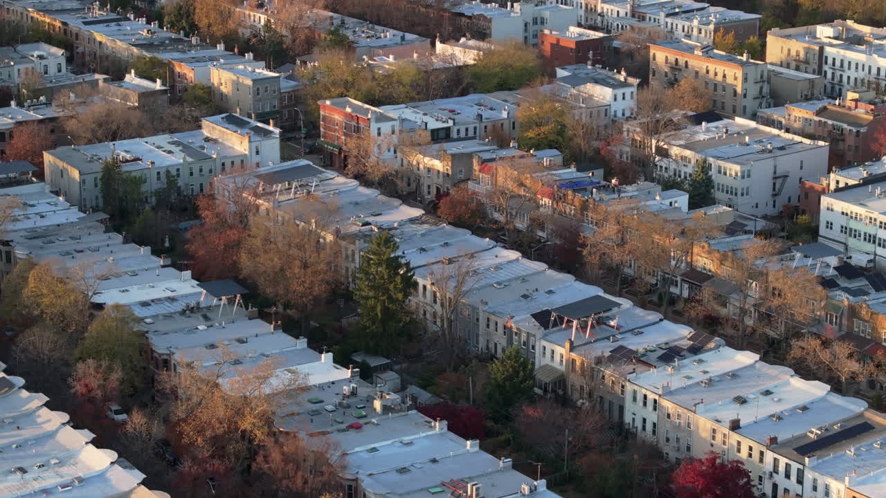 브루클린의 한 주거 구역의 공중 사진, 뉴욕의 한 가을 아침 촬영.
