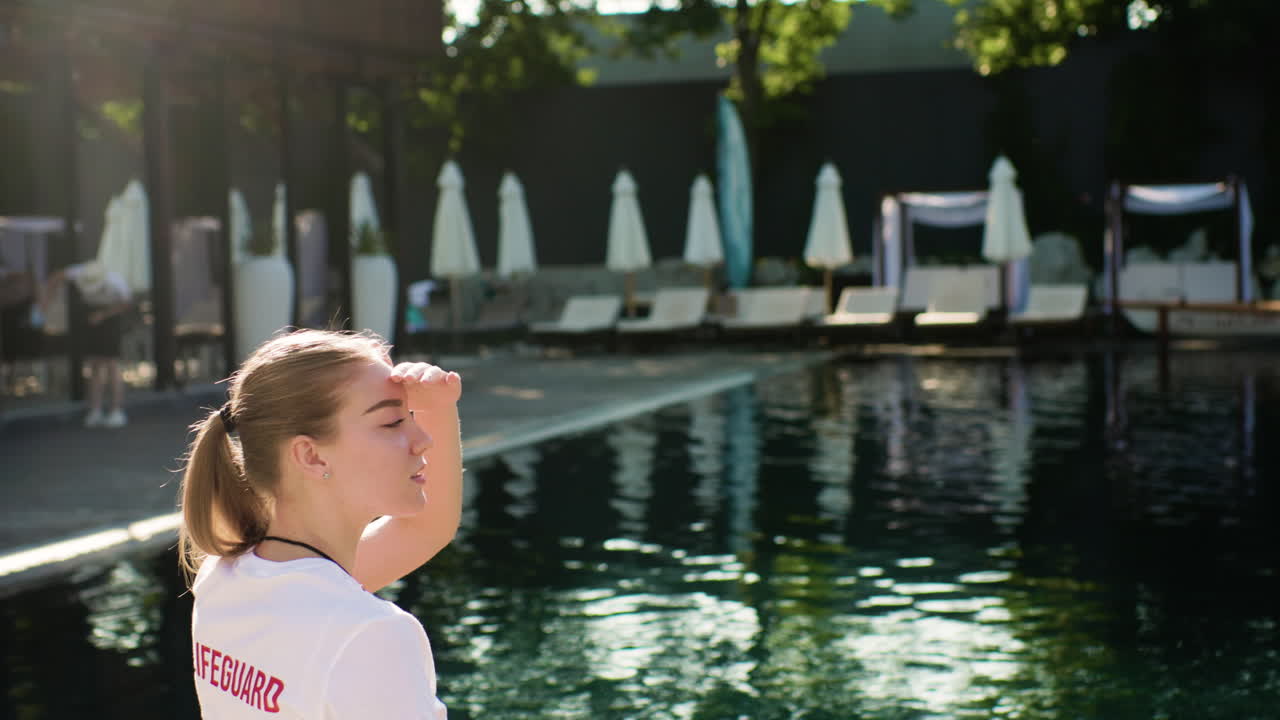 수영장을 둘러보는 구명병