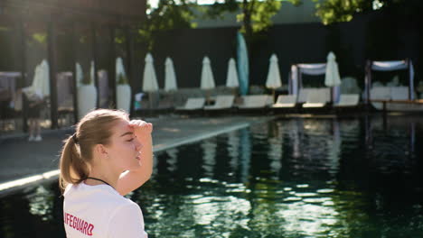 salvavidas mirando alrededor de la piscina