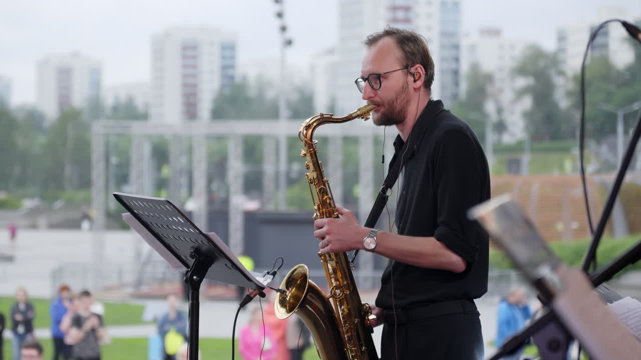 야외에서 연주하는 색소폰 연주자