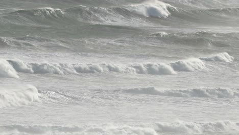 olas del océano dinámicas chocan contra la orilla en el gran camino del océano, capturado en la iluminación natural con una cámara constante