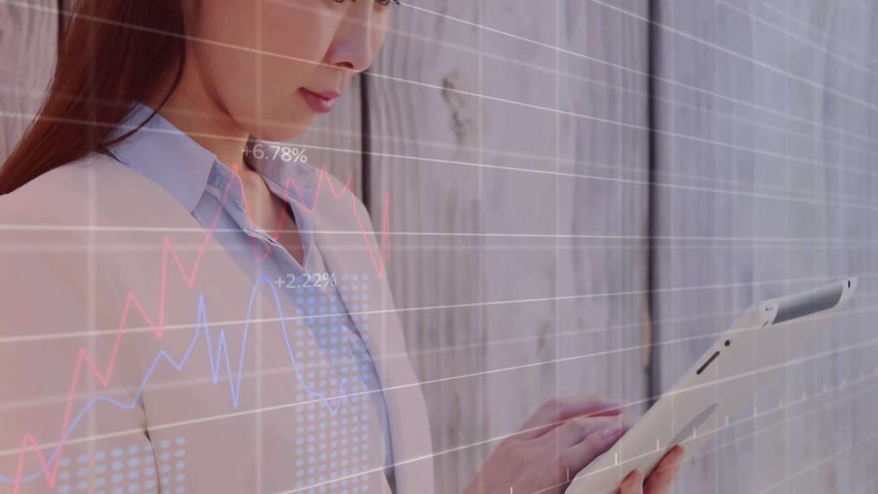 사무실에서 태블릿을 사용하는 아시아 사업가 여성에 대한 금융 데이터 처리 애니메이션