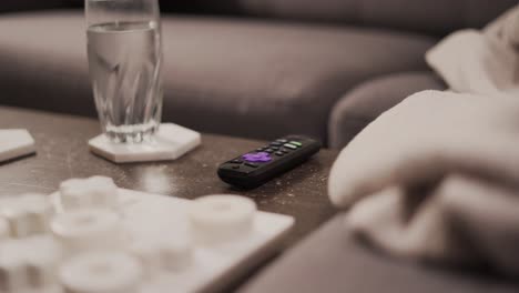 niña agarrando el control remoto de roku tv de la mesa de café