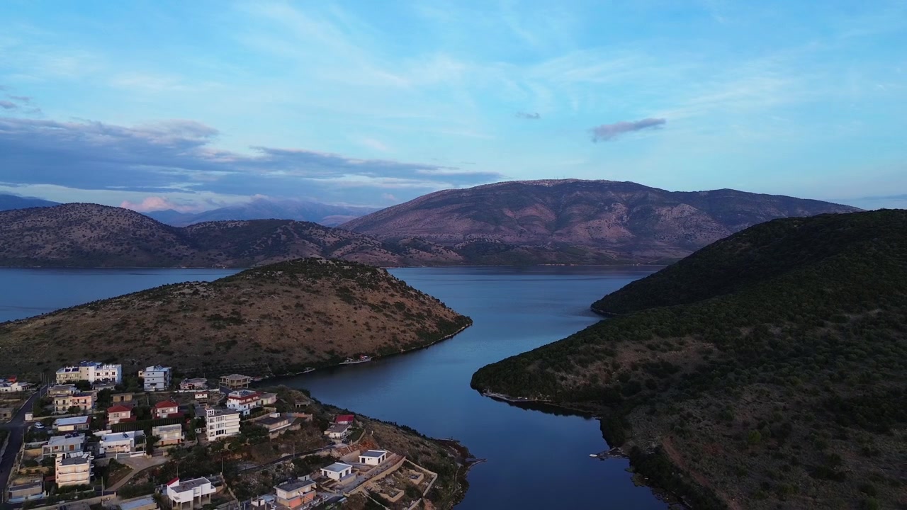 Lago Ksamil, Butrint, Albânia, uma lagoa de água salgada e lago de pesca no país dos Balcãs