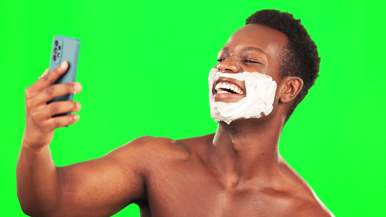 Selfie, rasatura perfetta e uomo di colore