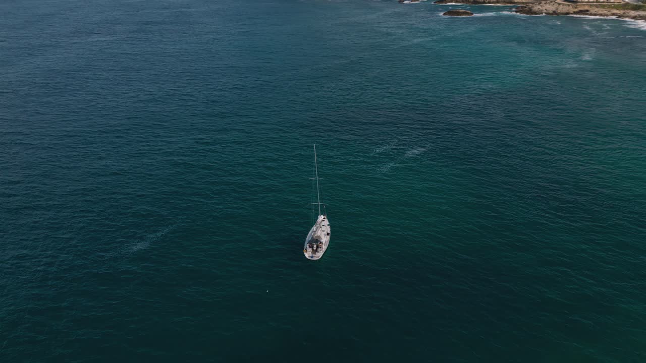 barco de yate navegando en la prístina bahía de playa de aguas claras y azules en la isla de palma de mallorca