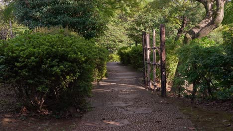 Camino-En-El-Parque-Jardín-De-Estilo-Japonés.