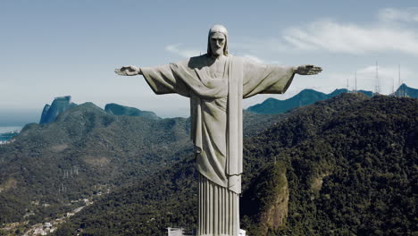 acercamiento aéreo de la estatua del cristo redentor en la cima del cerro corcovado en río de janeiro