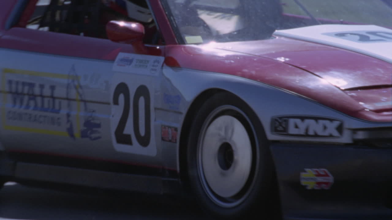 autos de carreras conducen alrededor de una pista 1