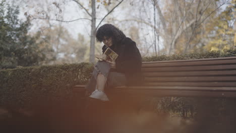 lector de libros de novelas de maratón solo en la temporada de otoño