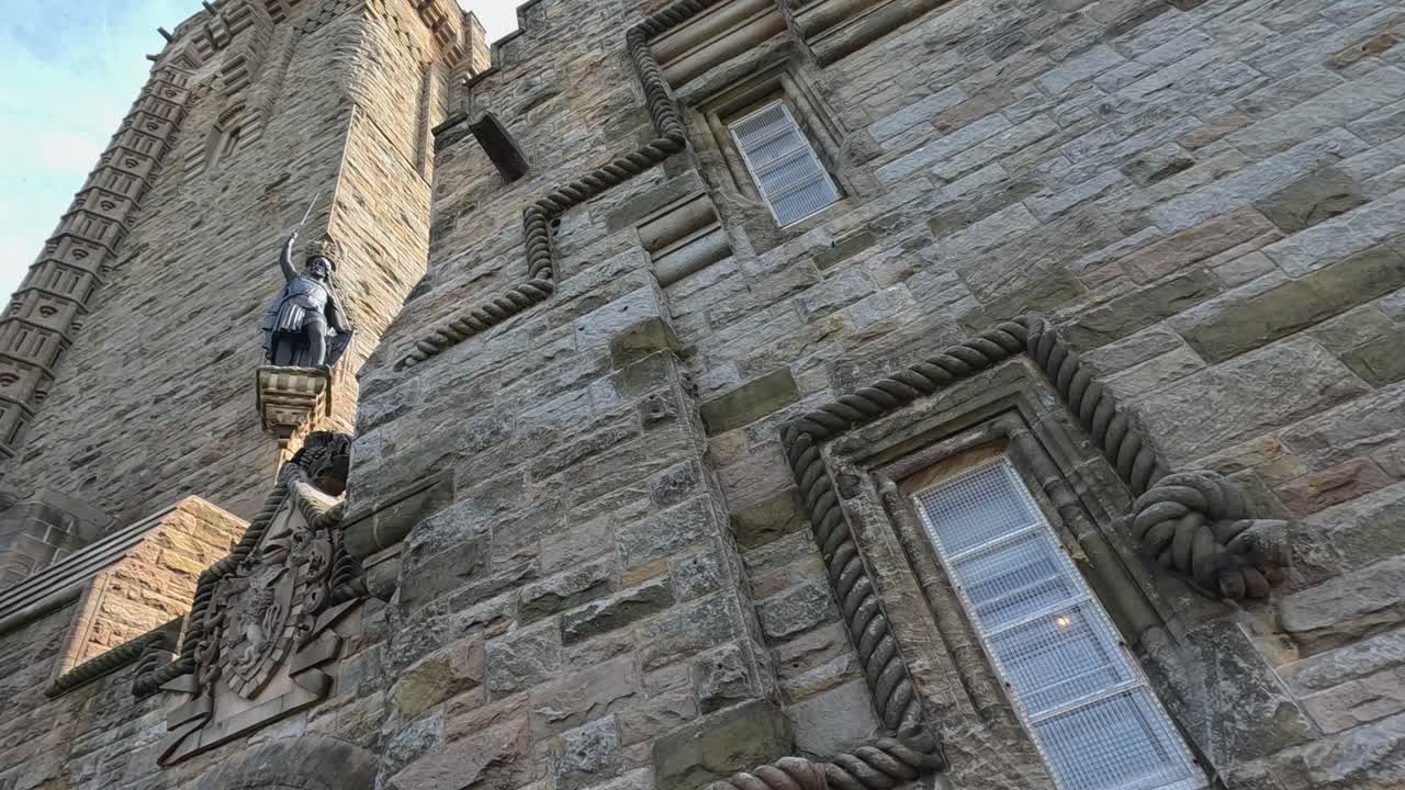 복잡 한 건축적 세부 사항 을 가진 돌 의 기념물