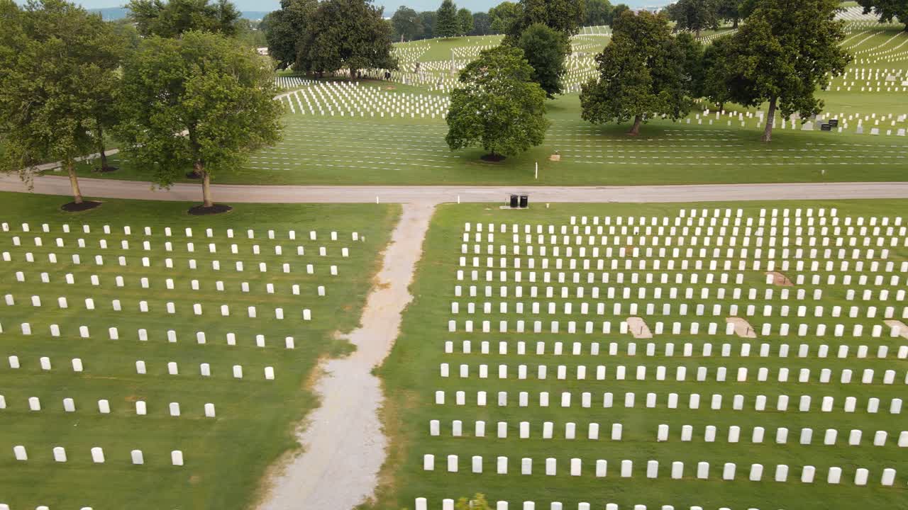 File di lapidi nel Cimitero Nazionale di Chattanooga, Chattanooga Tennessee, un cupo monito