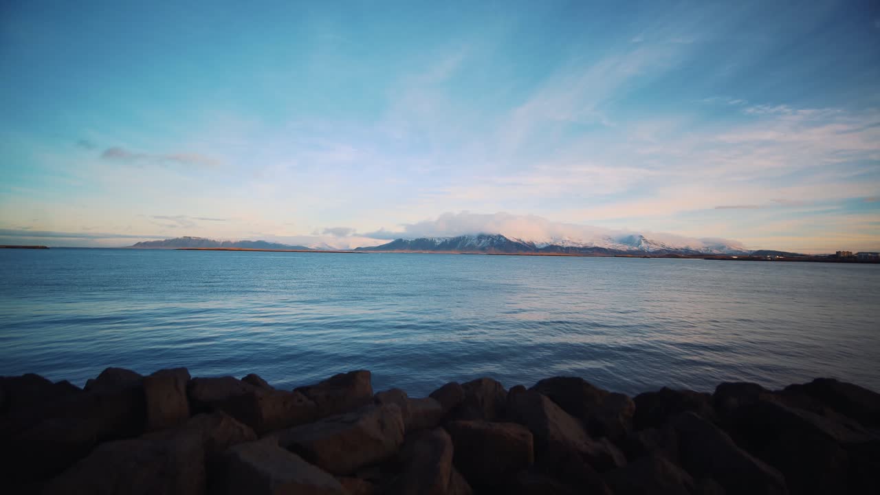 아이슬란드 바다 해안에서 패닝 샷