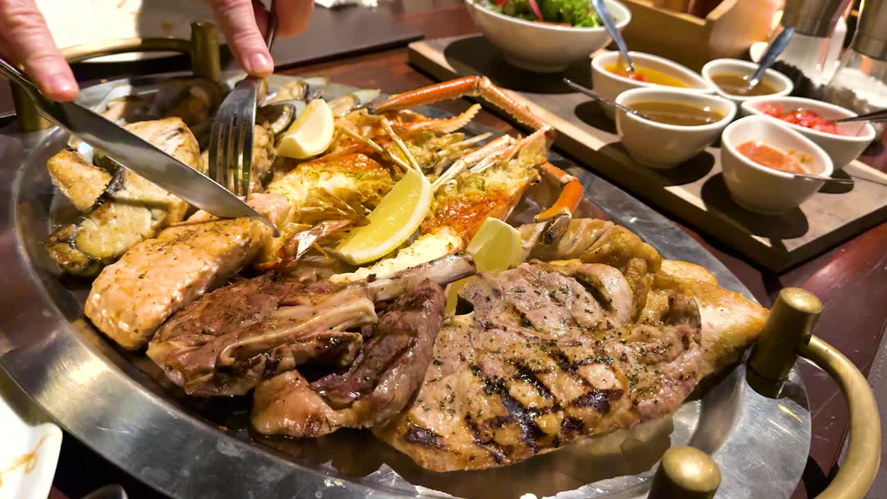 그릴 된 해산물과 소스와 함께 제공 된 고기