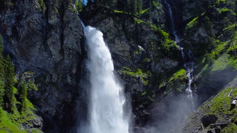 La-Antena-En-Ascenso-Muestra-La-Cascada-Staubifall-En-Los-Hermosos-Alpes-Suizos.