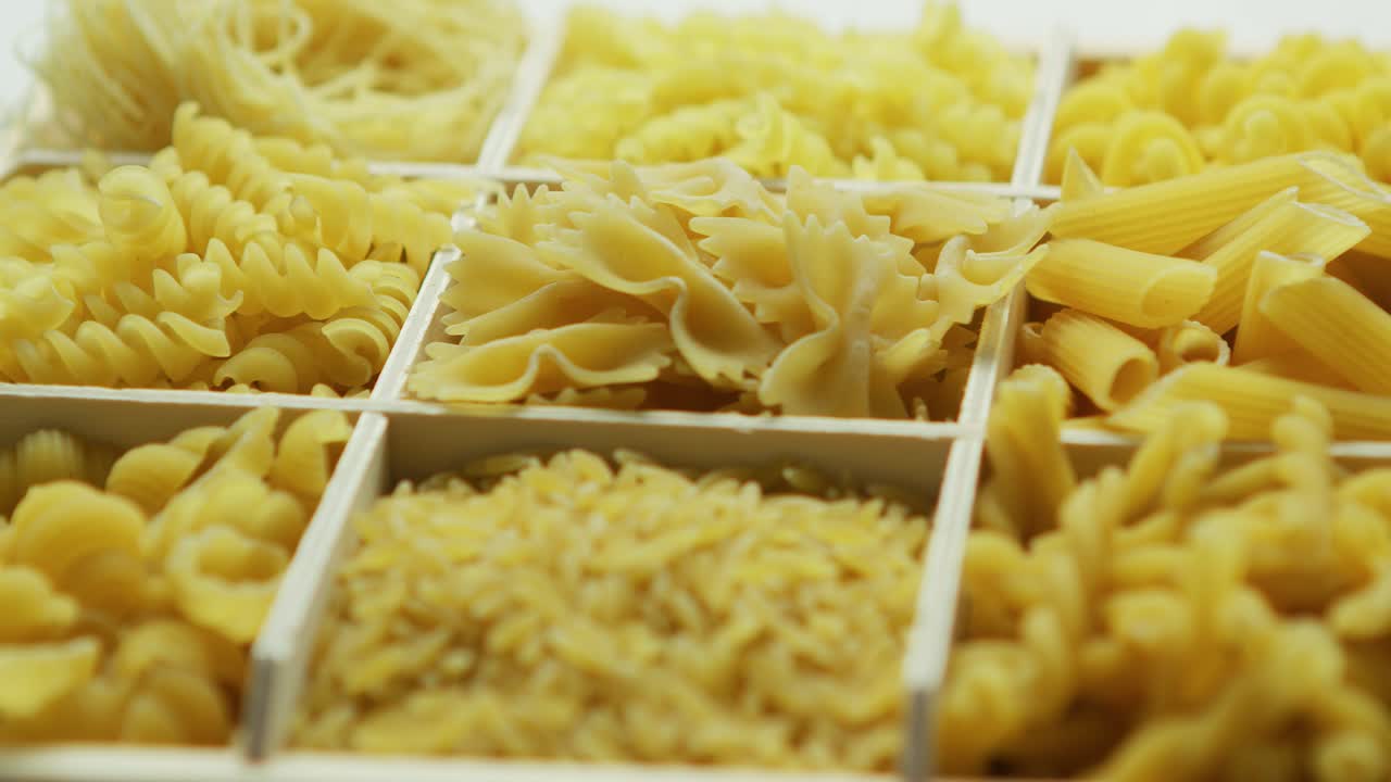 recipiente con pasta de diferente tipo