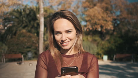 Woman-looking-at-camera-in-the-city-park.