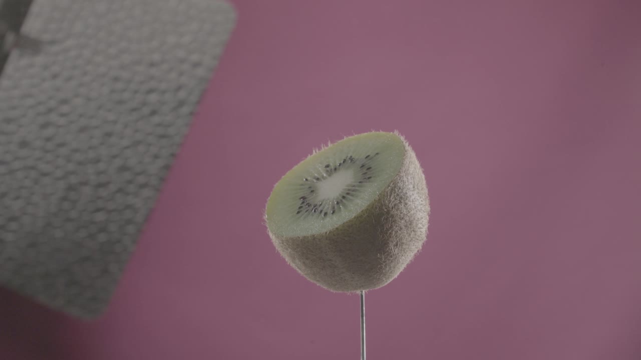 kiwi girando con bucle en la pantalla de fucsia para la llave de croma