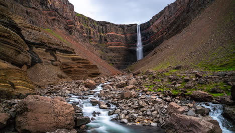 imágenes en lapso de tiempo de la hermosa cascada de hengifoss en el este de islandia.