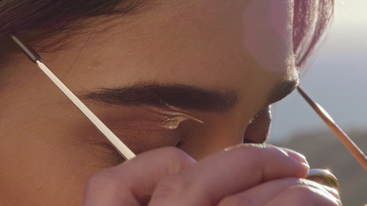 retrato en primer plano de una mujer hermosa con gafas de sol disfrutando de la vista relajándose en las vacaciones de verano mirando al aire libre soleado contemplando el viaje