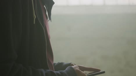 Joven-De-Moda-En-Un-Almacén-Abandonado