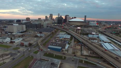 toma aérea de ángulo alto que revela el horizonte de nueva orleans, louisiana, con el superdomo en primer plano 1