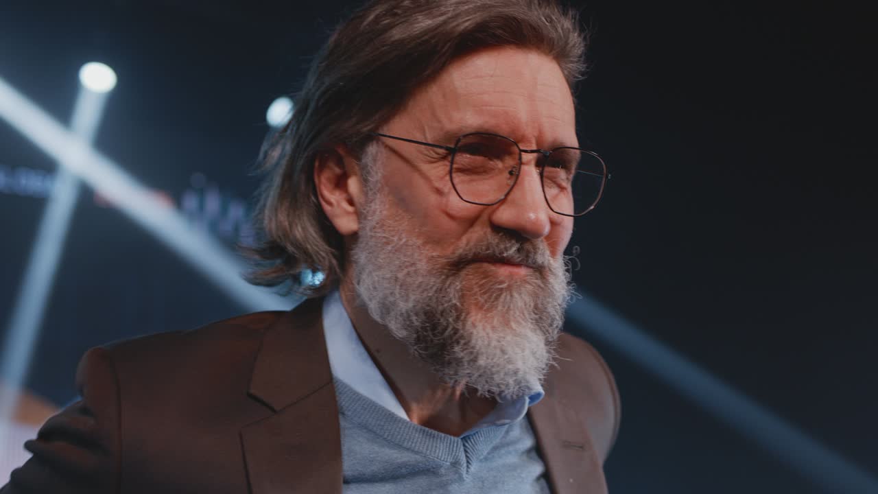 사업 연설자 들 이 청중 들 에게 인사 하고 있다