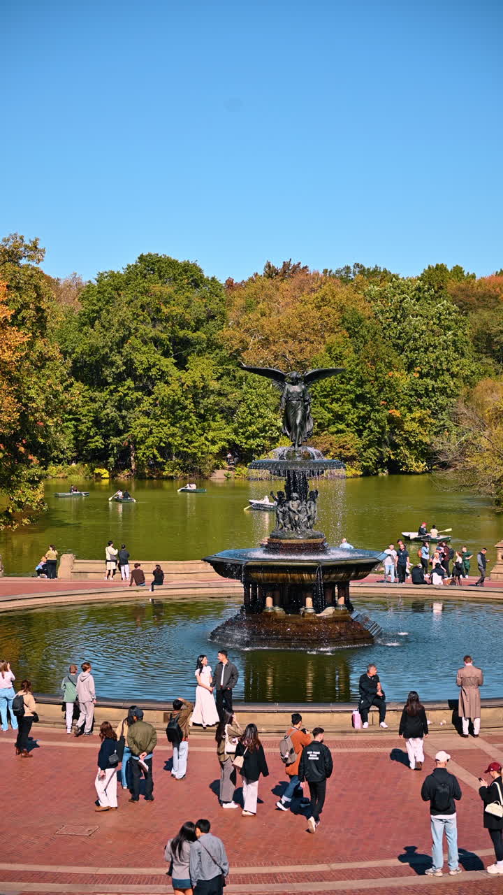 New York, USA, 2 agosto 2025: Fontana di Bethesda e il Lago a Central Park, New York. Ampia inquadratura della Fontana di Bethesda con la statua dell'Angelo delle Acque e turisti a Central Park, NYC.