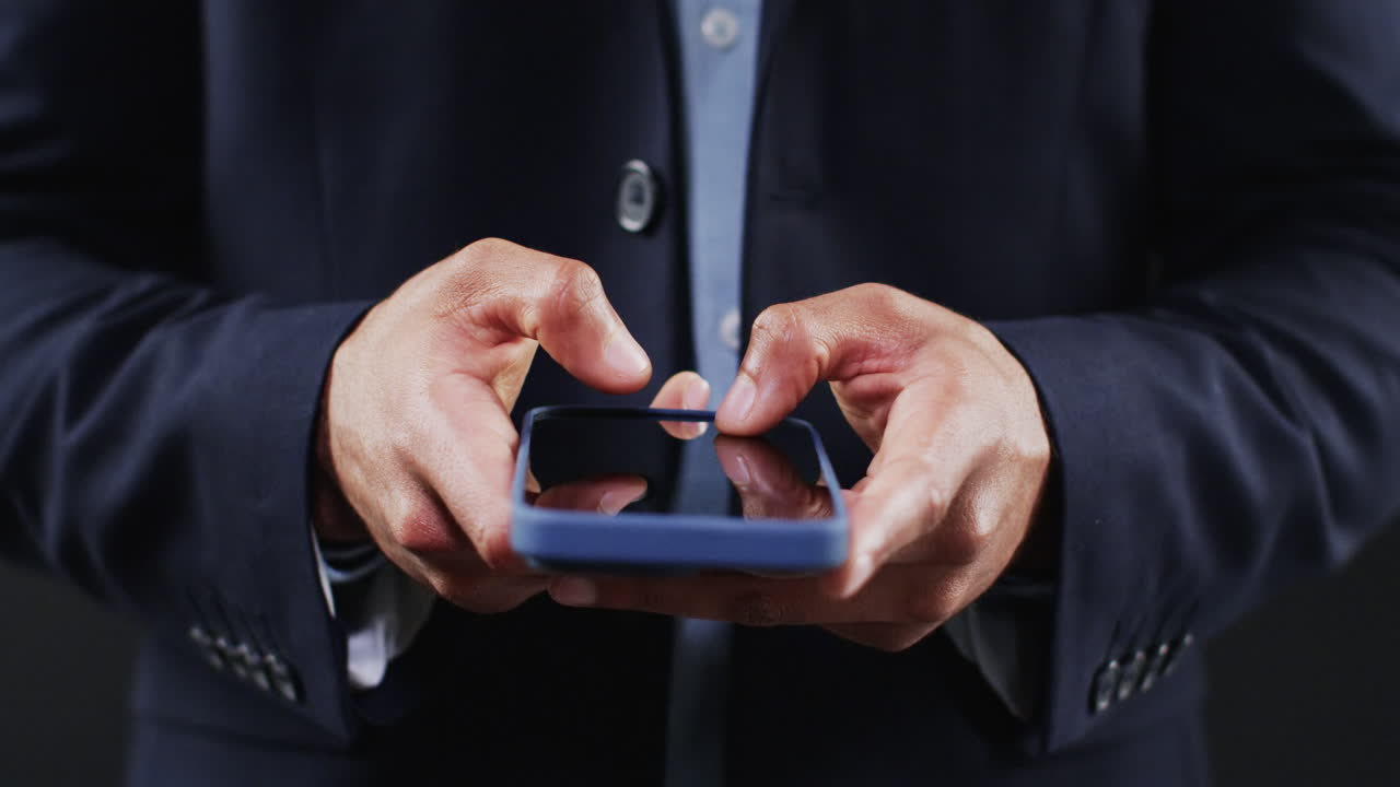 홀로그램 디스플레이와 함께 스마트폰을 사용하는 두 인종 사업가의 중간 부분의 비디오, 복사 공간