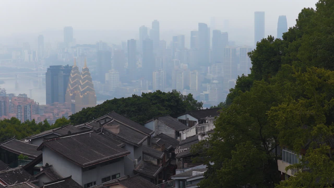 Skyline nebbioso del centro di Chongqing visto dalla Via Antica Huangjueya in Cina. - Ripresa aerea.