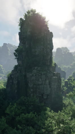 una estructura altísima rodeada de exuberante vegetación en el corazón de un bosque sereno