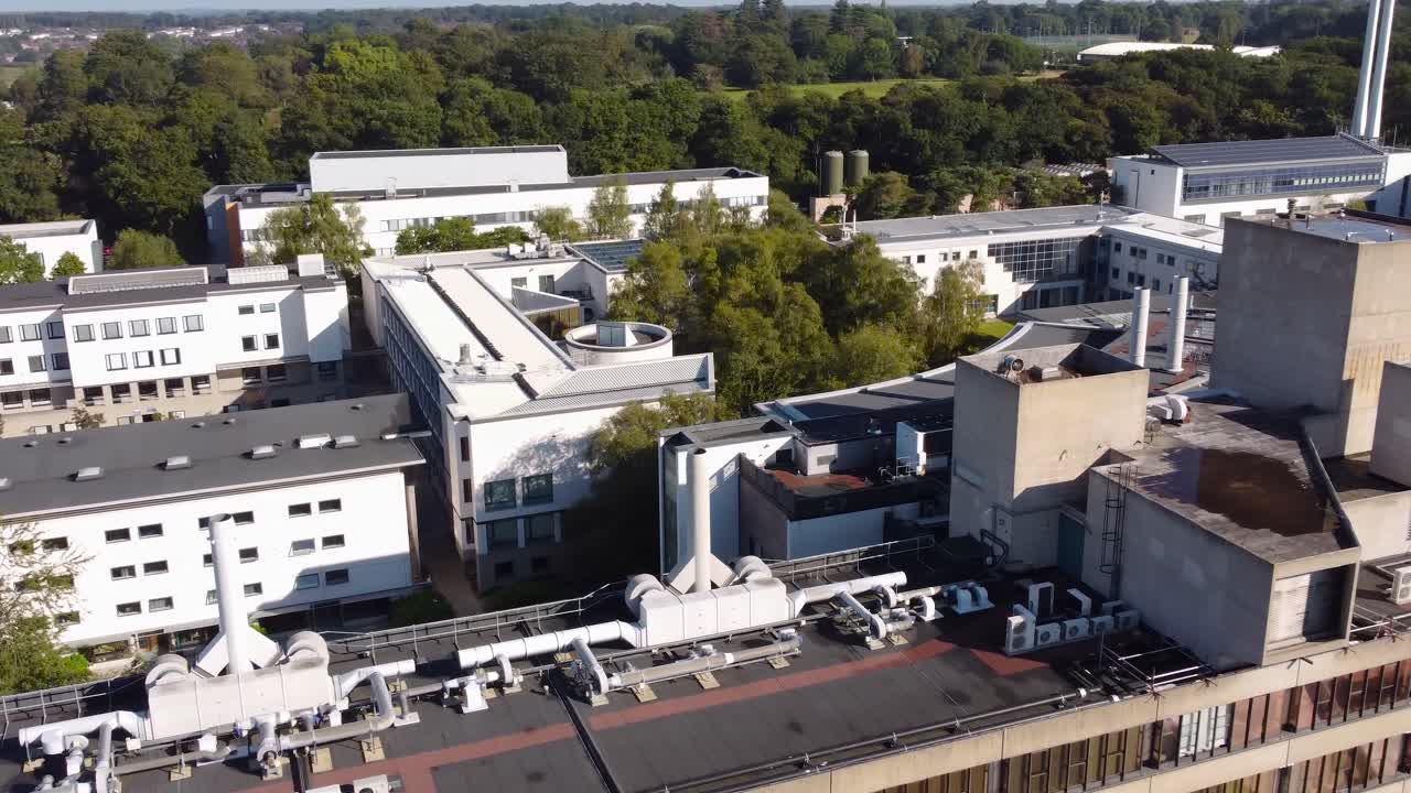 toma orbital del edificio de la escuela en norwich, inglaterra durante el día