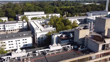 Toma-Orbital-Del-Edificio-De-La-Escuela-En-Norwich,-Inglaterra-Durante-El-Día