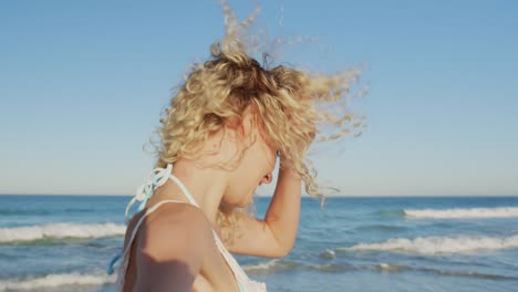 Mujer-Joven-Sonriente-Caminando-En-Una-Playa-4k