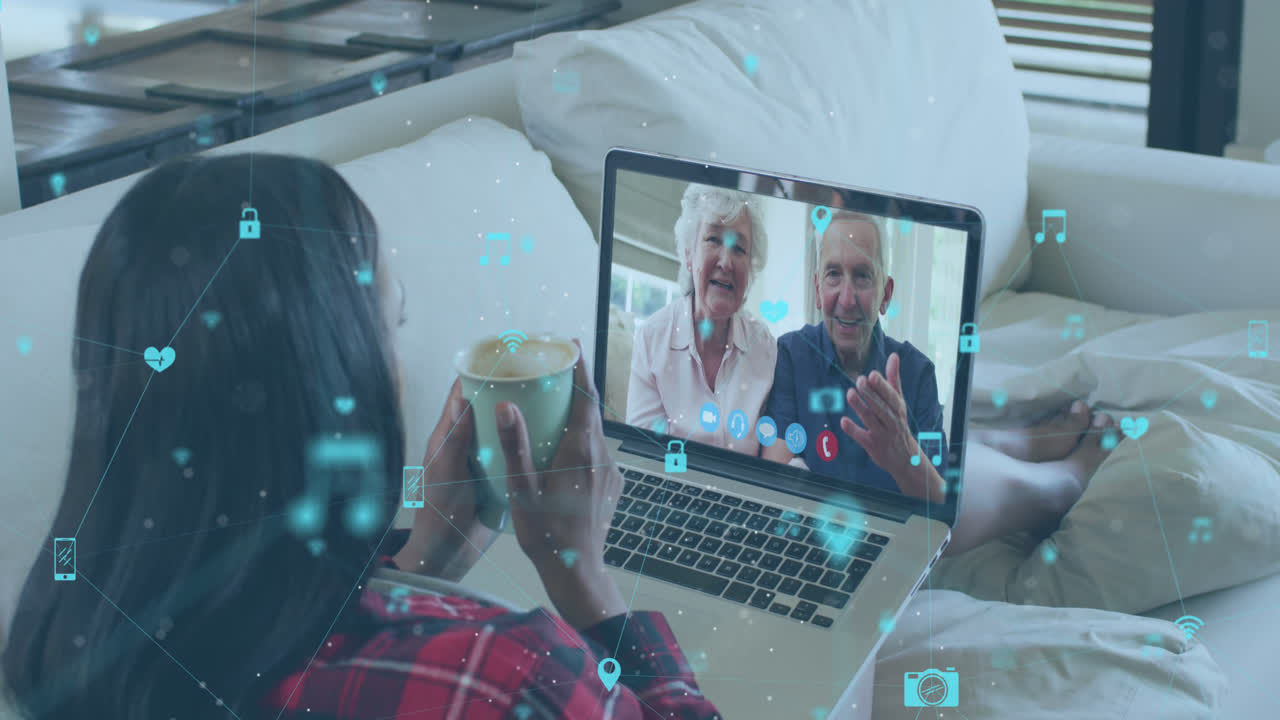 노인 백인 커플이 노트북으로 비디오 통화를 하는 아이콘으로 연결된 네트워크의 애니메이션