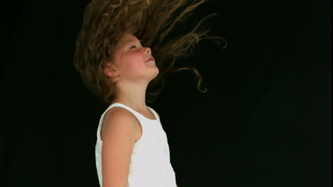 Kleines-Mädchen-Wirft-Ihr-Haar