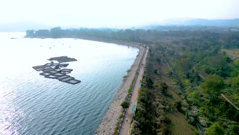 Vista-Aérea-Del-Lugar-Turístico-De-La-Presa-De-Patratu-Y-Actividades-De-Deportes-Acuáticos.