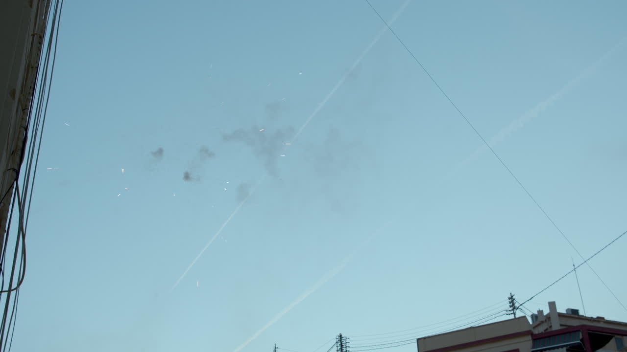 불꽃이 폭발하고 불꽃놀이가 하늘로 발사됩니다.