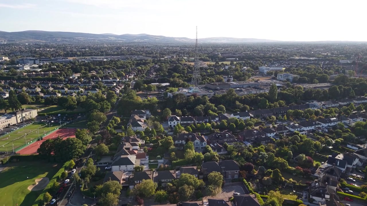 Donnybrook Mast telekommunikationstårn i Dublin, i varmt aftenlys. Teknologi Irland.