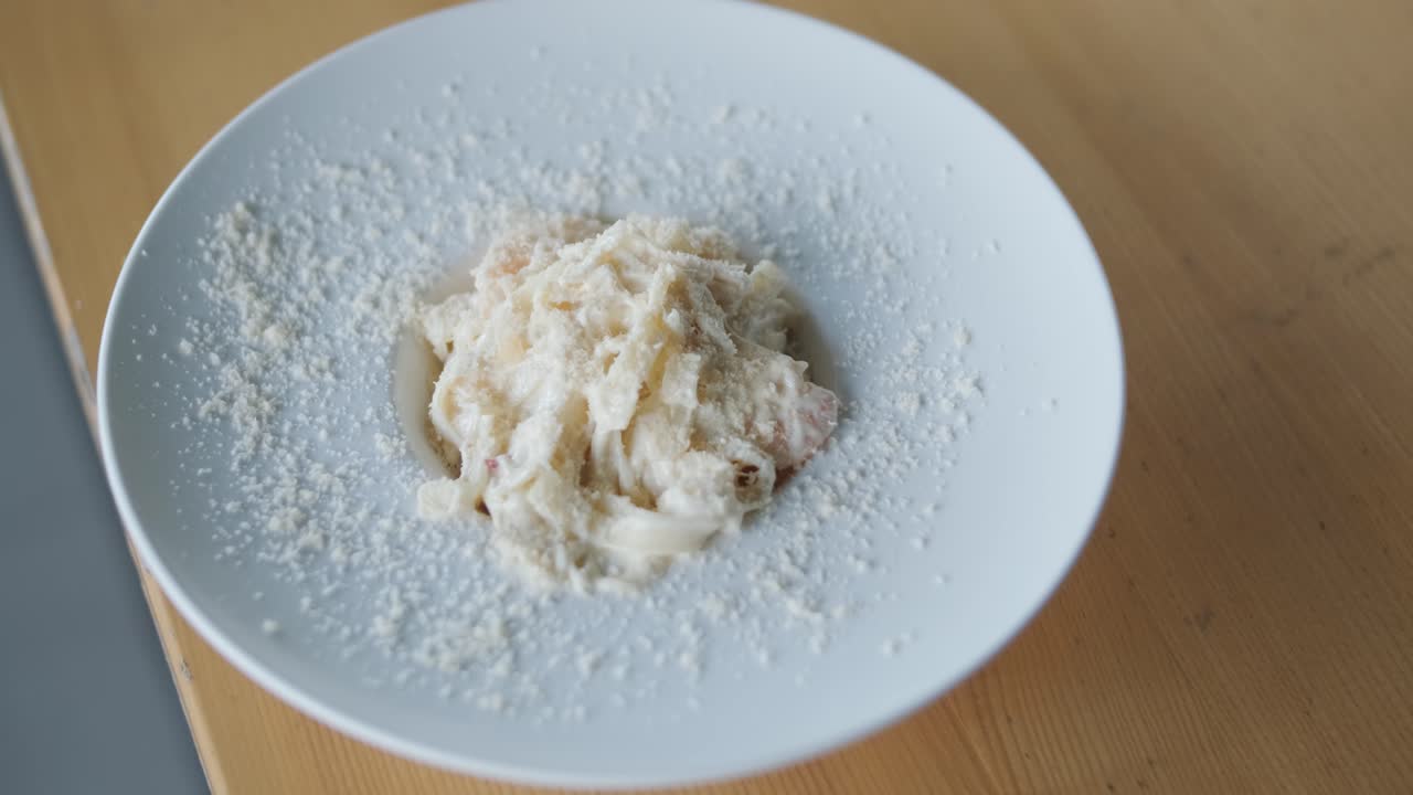 fettuccine alfredo con camarón y parmesán