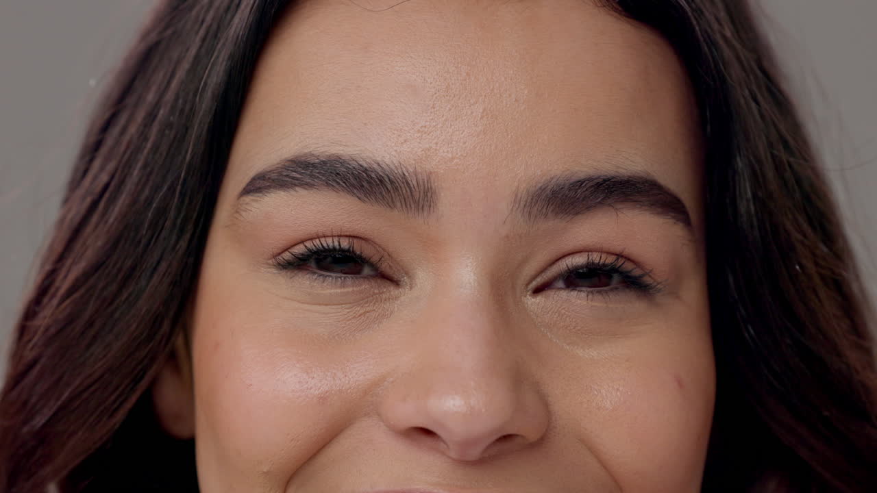 retrato en primer plano de una mujer con ojos marrones