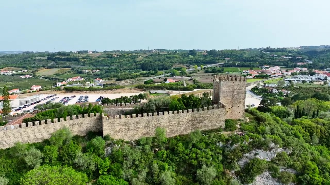 Filmato drone dal castello di Obidos in Portogallo.